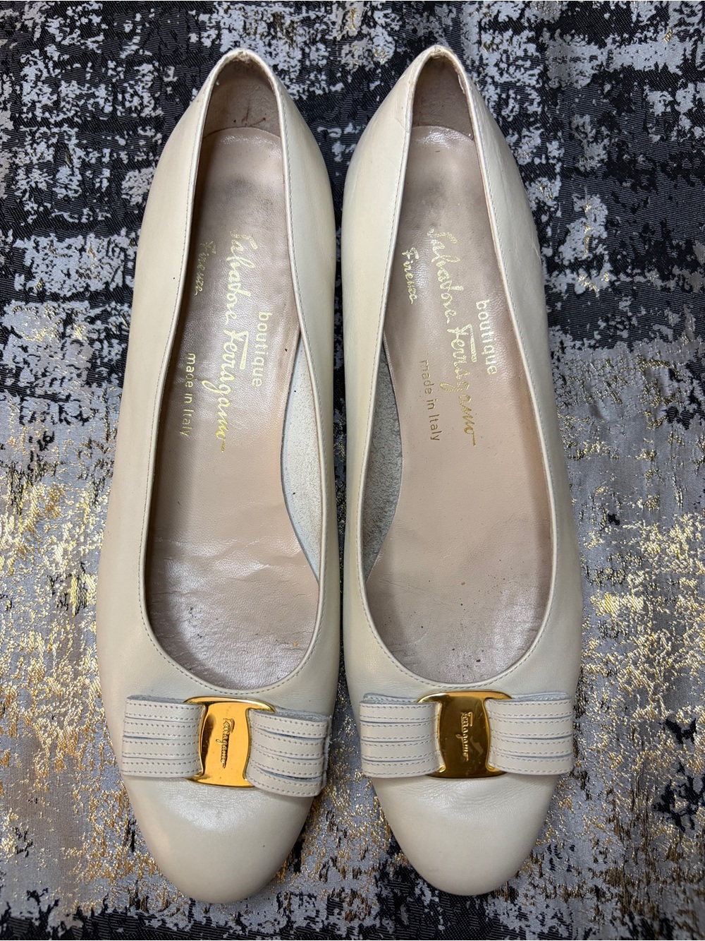 Salvatore Ferragamo Cream Leather Vara Bow Flats with Gold-Tone Hardware 10